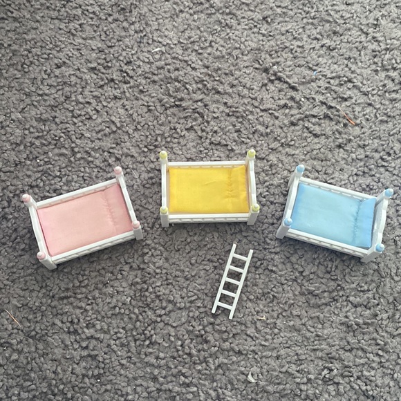 Calico Critter Bed Set and other toys - Picture 3 of 4